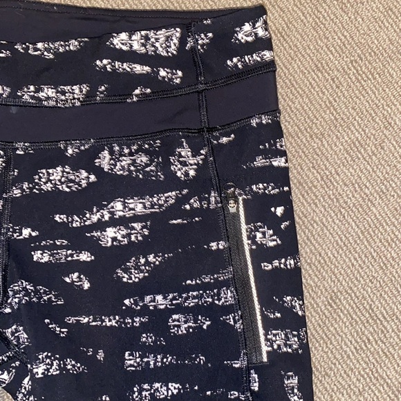 Lululemon Inspire Tight black/white with front zippered pockets and mesh sz 10 - Picture 7 of 11